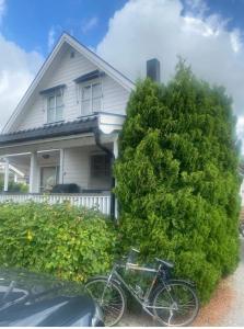 una bicicleta estacionada frente a una casa en Home for your trip en Klofta