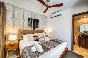 ein Schlafzimmer mit einem großen Bett in einem Zimmer in der Unterkunft Amazing 1BR Swim Up Cenote Gym in Tulum + 46 Fotos