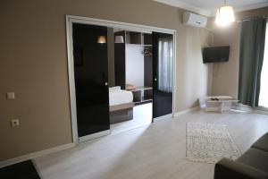 Televízia a/alebo spoločenská miestnosť v ubytovaní Maidos suites