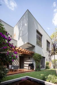 a modern house with a backyard with a pool at HOLT Parque Juarez Privada Stunning 5BR Villa in San Miguel de Allende