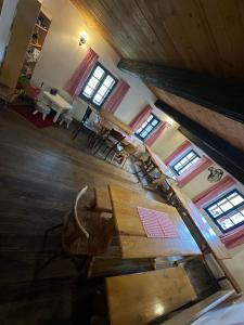 an overhead view of a room with a table and chairs at Chalupa u velbloudů Krkonoše in Svoboda nad Úpou
