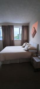 Un dormitorio con una cama grande y una ventana en The White Heather Hotel, en Wigton