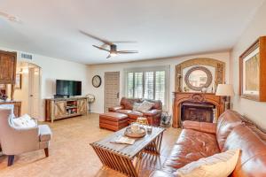 ein Wohnzimmer mit Ledermöbeln und Kamin in der Unterkunft Redlands Home with Community Perks 1 Mi to Downtown in Redlands
