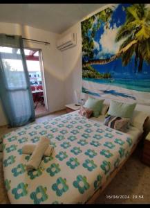 Un pat sau paturi într-o cameră la "Casa Colorá" en Sevilla