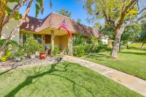 ein Haus mit amerikanischer Flagge im Hof in der Unterkunft Redlands Home with Community Perks 1 Mi to Downtown in Redlands