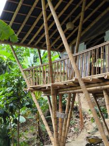 - une terrasse en bois sur le côté d'une maison dans l'établissement Finca La Selvita, à Buritaca