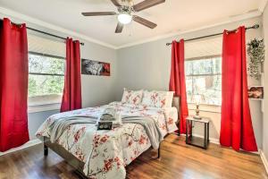 1 dormitorio con cortinas rojas y 1 cama en Pet-Friendly Atlanta Vacation Rental with Fire Pit!, en Atlanta