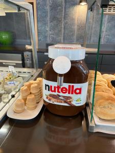 un frasco de Nutella sentado en un mostrador con pan en Median Hotel Hannover Messe, en Hannover
