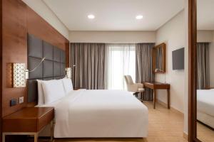Postel nebo postele na pokoji v ubytování Levatio Suites Muscat, a member of Radisson Individuals