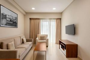 TV a/nebo společenská místnost v ubytování Levatio Suites Muscat, a member of Radisson Individuals