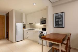 Kuchyň nebo kuchyňský kout v ubytování Levatio Suites Muscat, a member of Radisson Individuals
