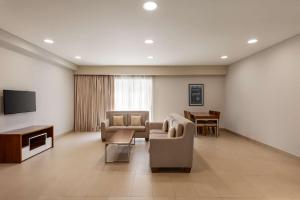TV a/nebo společenská místnost v ubytování Levatio Suites Muscat, a member of Radisson Individuals