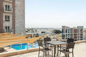 Bazén v ubytování Levatio Suites Muscat, a member of Radisson Individuals nebo v jeho okolí