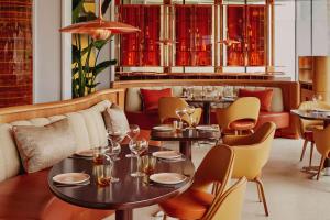 restauracja ze stołami i krzesłami oraz bar w obiekcie The Emory w Londynie