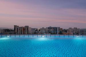 Bazén v ubytování Levatio Suites Muscat, a member of Radisson Individuals nebo v jeho okolí