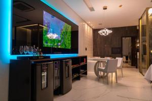 a kitchen with a bar with a dining room at Hotel Dubai in Petrolina