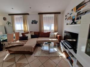 sala de estar con sofá y mesa en Paradise en Pula