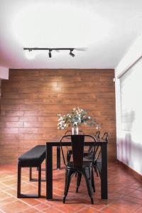 uma sala de jantar com uma mesa preta e cadeiras em Nomad Casa en la mejor ubicación em Hermosillo