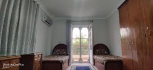 Posezení v ubytování Comfy Apartment In Giza Cairo Family Only