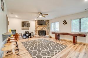 海伦Spacious Rustic Helen Abode about half Mi From Tubing!的客厅配有钢琴和壁炉