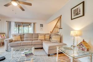 Spacious Rustic Helen Abode about half Mi From Tubing!的休息区