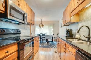 Spacious Rustic Helen Abode about half Mi From Tubing!的厨房或小厨房