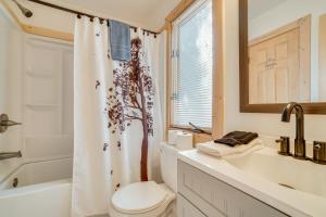 海伦Spacious Rustic Helen Abode about half Mi From Tubing!的带马桶和浴帘的浴室 更多36张照片