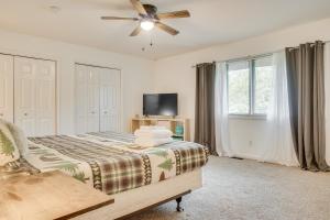 海伦Spacious Rustic Helen Abode about half Mi From Tubing!的带床和吊扇的卧室