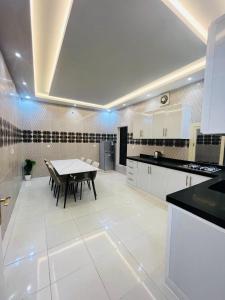 a large white kitchen with a table in it at شقق خزامى الباحة in Al Baha
