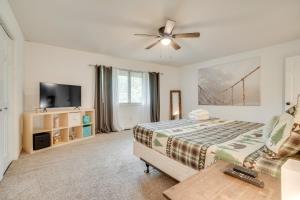 Spacious Rustic Helen Abode about half Mi From Tubing!客房内的一张或多张床位