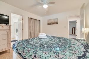 Spacious Rustic Helen Abode about half Mi From Tubing!客房内的一张或多张床位