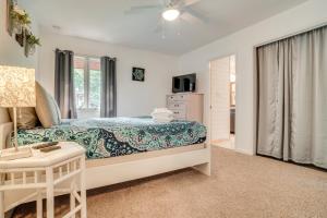 Spacious Rustic Helen Abode about half Mi From Tubing!客房内的一张或多张床位