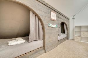 Spacious Rustic Helen Abode about half Mi From Tubing!客房内的一张或多张床位