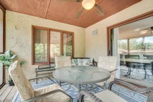 Spacious Rustic Helen Abode about half Mi From Tubing!的休息区
