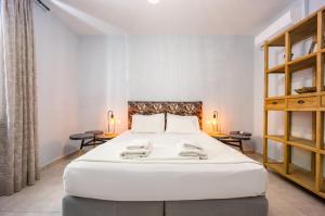 duże białe łóżko w pokoju z dwoma stołami w obiekcie Bentzi...Boutique Apartment in Pangrati, Superior Suite (2) for 4 guests w Atenach +24 zdjęcia