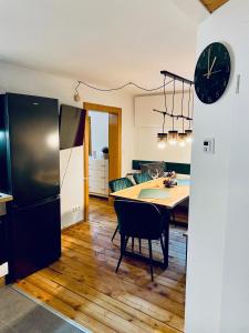 Fotografie z fotogalerie ubytování Belisima Apartments I Ferienwohnungen Fischbachau - Breitenstein I Region Schliersee I Historisch & Cozy mit Bergblick I 2 Schlafzimmer I Waschmaschine I Parkplatz I Nähe Supermarkt v destinaci Fischbachau + 43 fotografií