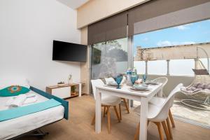 Μια τηλεόραση ή/και κέντρο ψυχαγωγίας στο Hyacinthus Executive Suite 5 Min to BEACH