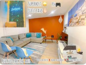un soggiorno con divano bianco e sedie blu di Modern Santorini Suite Houston NRG TMC Luxurious Walkable a Houston