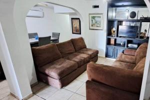 a living room with a couch and a table at Casa para grupos grandes in Mexicali