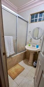 a bathroom with a shower and a sink at Casa en Mexicali in Mexicali