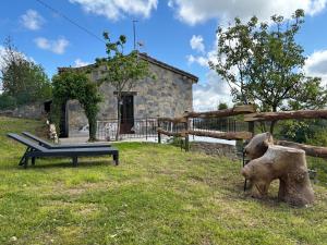 斯耶洛ALMASTUR Rural的一个带长凳和石头建筑的公园