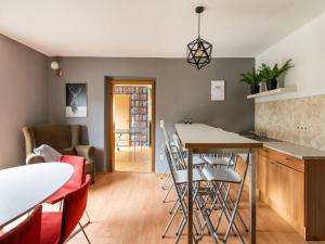 uma cozinha e sala de estar com mesa e cadeiras em Kurhaus am Nordenau em Schmallenberg