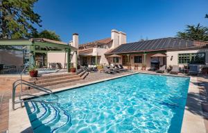 ハーフムーンベイにあるハーフ ムーン ベイ ロッジの家の前の大型スイミングプール