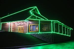 Zatyshok في سفاليافا: منزل عليه اضاءة خضراء بالليل