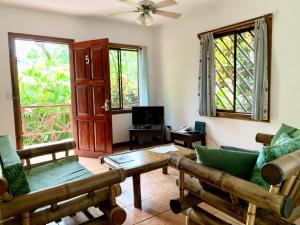 Un lugar para sentarse en EcoCondo 5 in Secured Community Paradise w pool