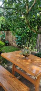 einem Picknicktisch aus Holz mit einer Schüssel darüber in der Unterkunft Cabaña el amarillo in Barbosa