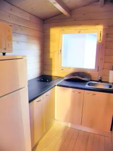 Una cocina o kitchenette en Maison de 2 chambres avec terrasse amenagee et wifi a Ajaccio a 1 km de la plage