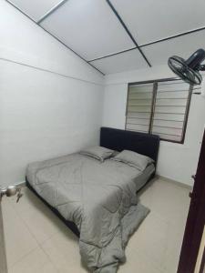 Postel nebo postele na pokoji v ubytování Homestay Noorjan