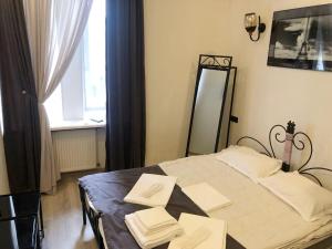 Schlafzimmer mit einem Bett, einem Tisch und einem Fenster in der Unterkunft City Center Hotel in Tbilisi City