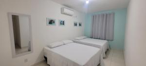 una camera con due letti e uno specchio di Aquarela do Sertão a Piranhas Altre 17 foto